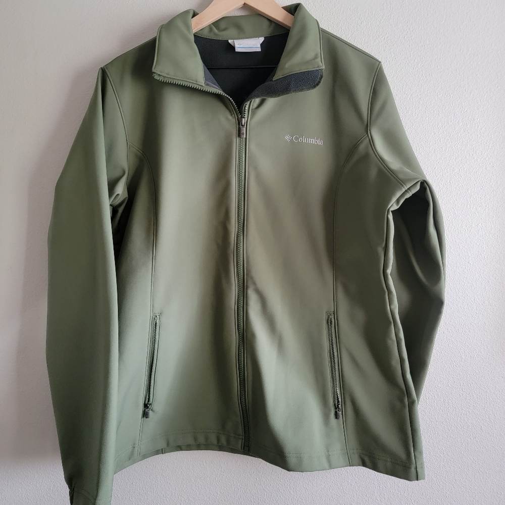 Columbia like new w/out tags, L, Olive green